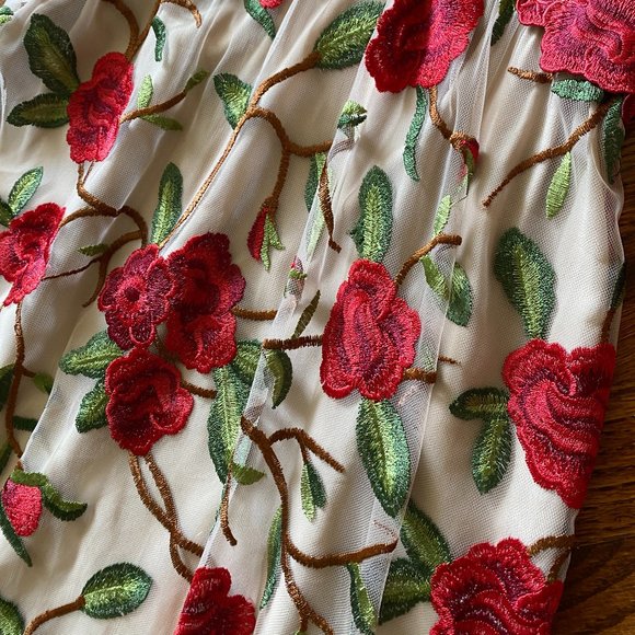 LAST CHANCE: Alice + Olivia Embroidered Red Floral V-Neck Gown - Size 0 - Picture 8 of 16